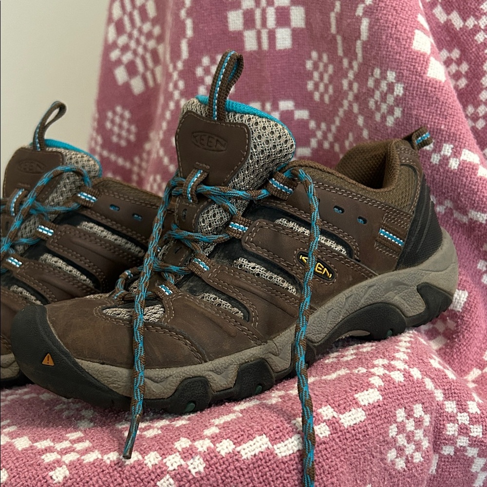 KEEN Brown Hiking Shoes with Blue Highlights